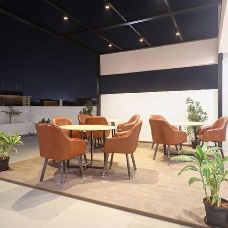 Hotel Super Townhouse Rcc Pride Hyderabad Esterno foto